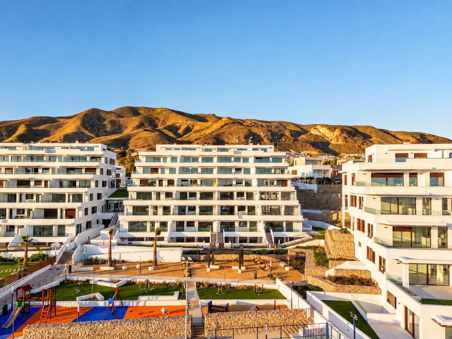 Appartement moderne de deux pièces, récemment construit, avec vue sur la mer, récemment livré.