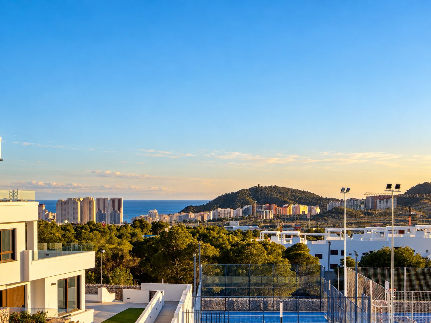 Appartement moderne de deux pièces, récemment construit, avec vue sur la mer, récemment livré.