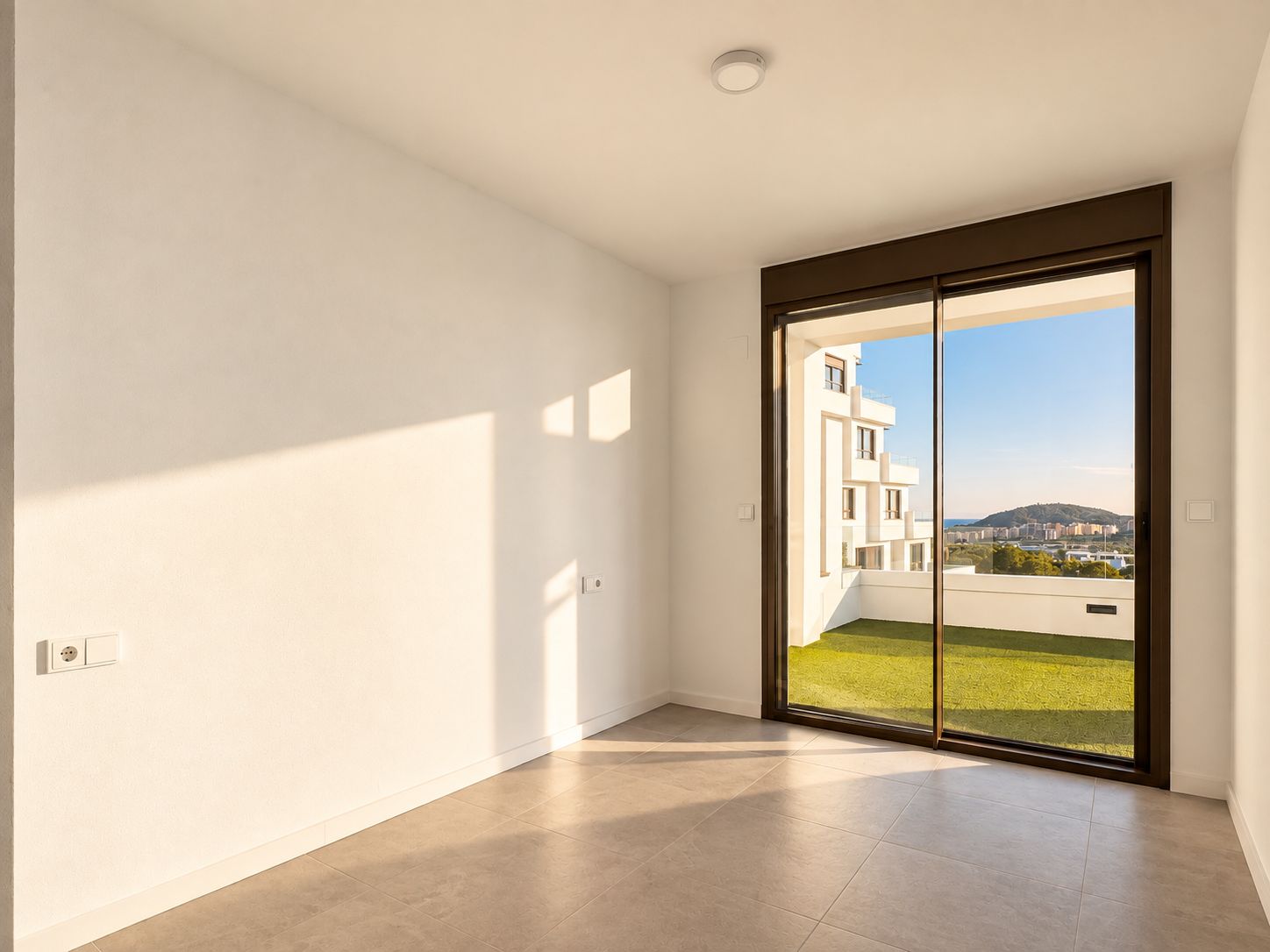 Appartement moderne de deux pièces, récemment construit, avec vue sur la mer, récemment livré.