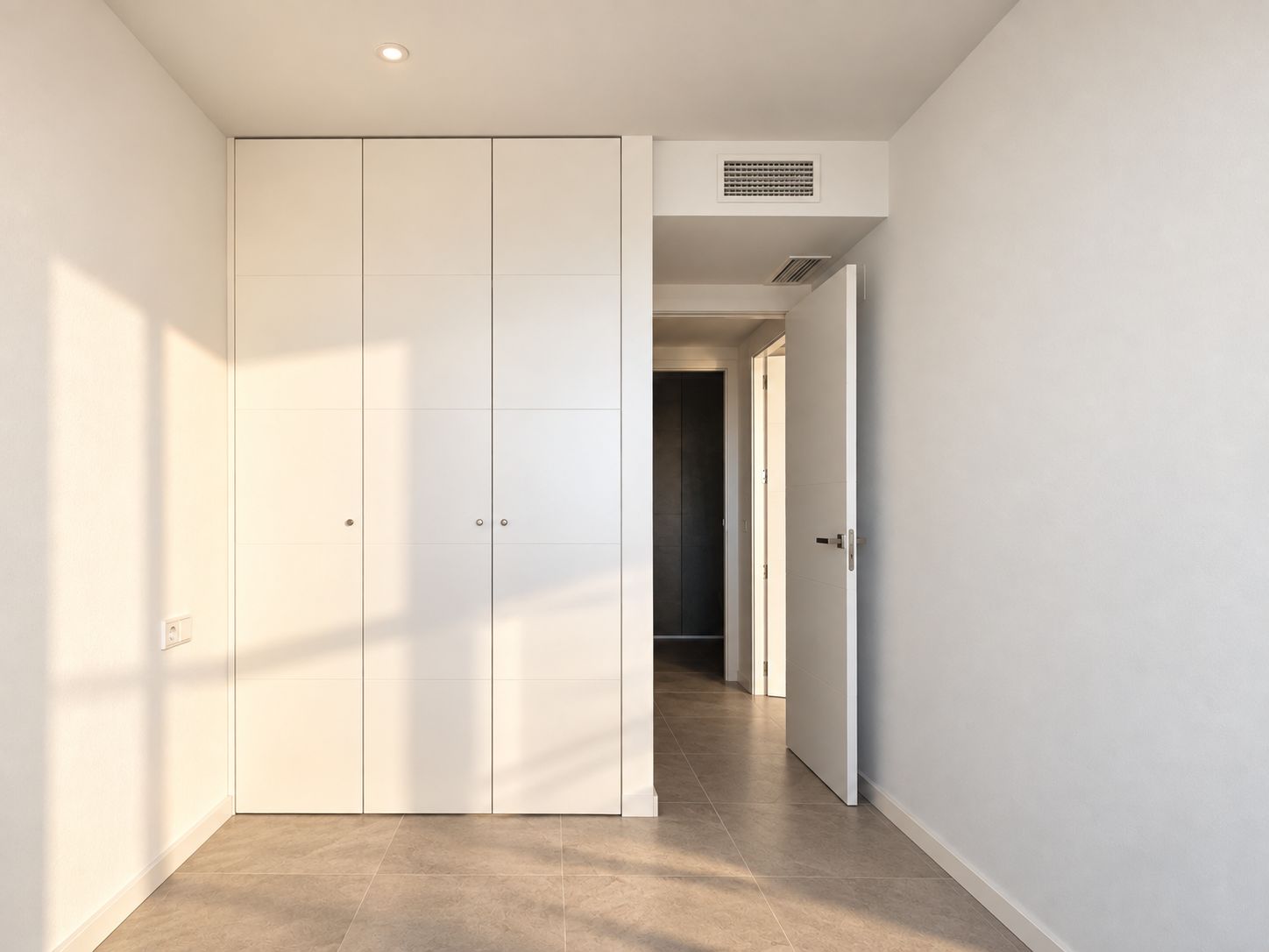 Appartement moderne de deux pièces, récemment construit, avec vue sur la mer, récemment livré.